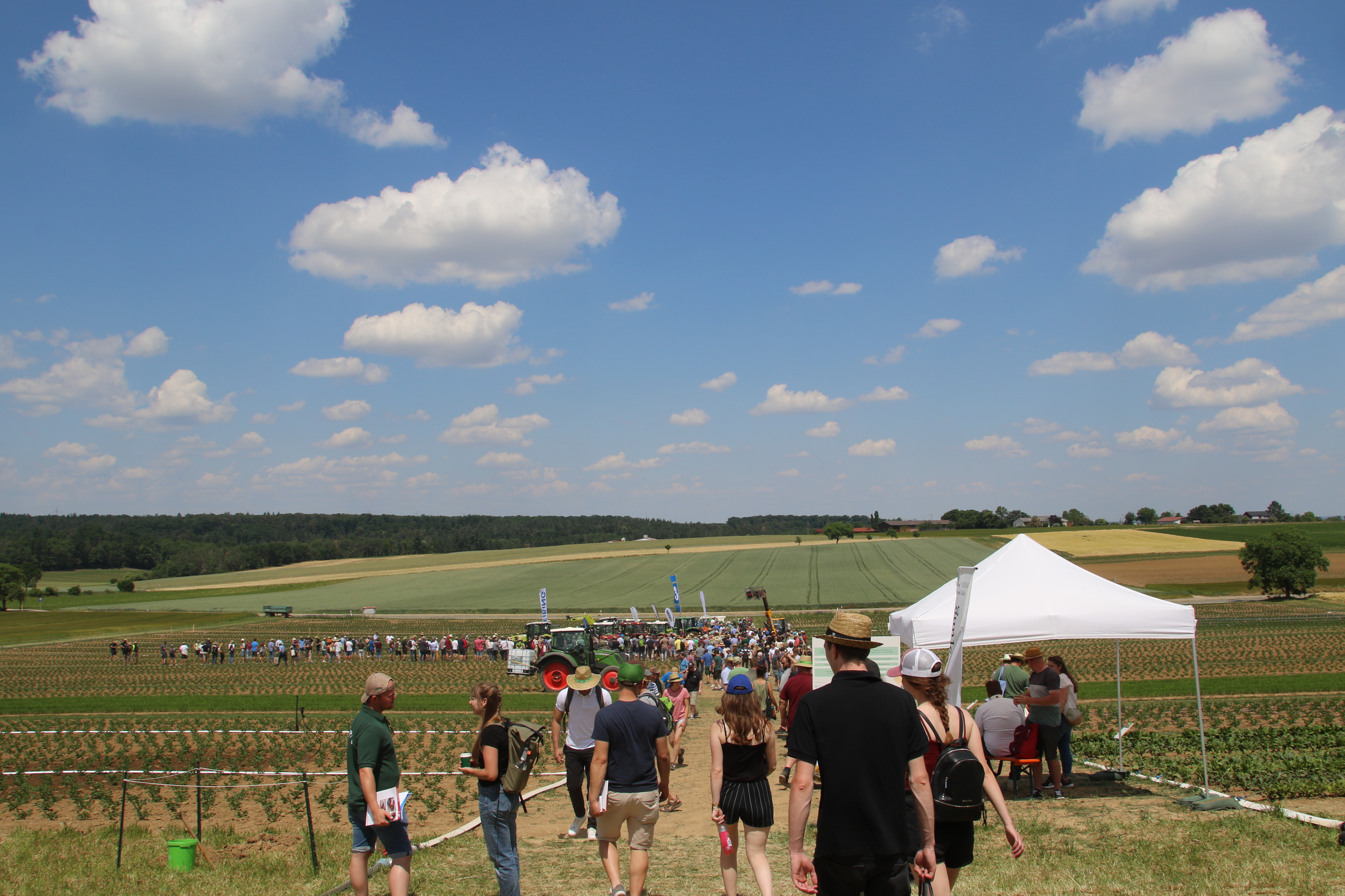 Menschenmenge auf dem Weg zu einer Maschienenvorführung auf den Öko-Feldtagen 2023