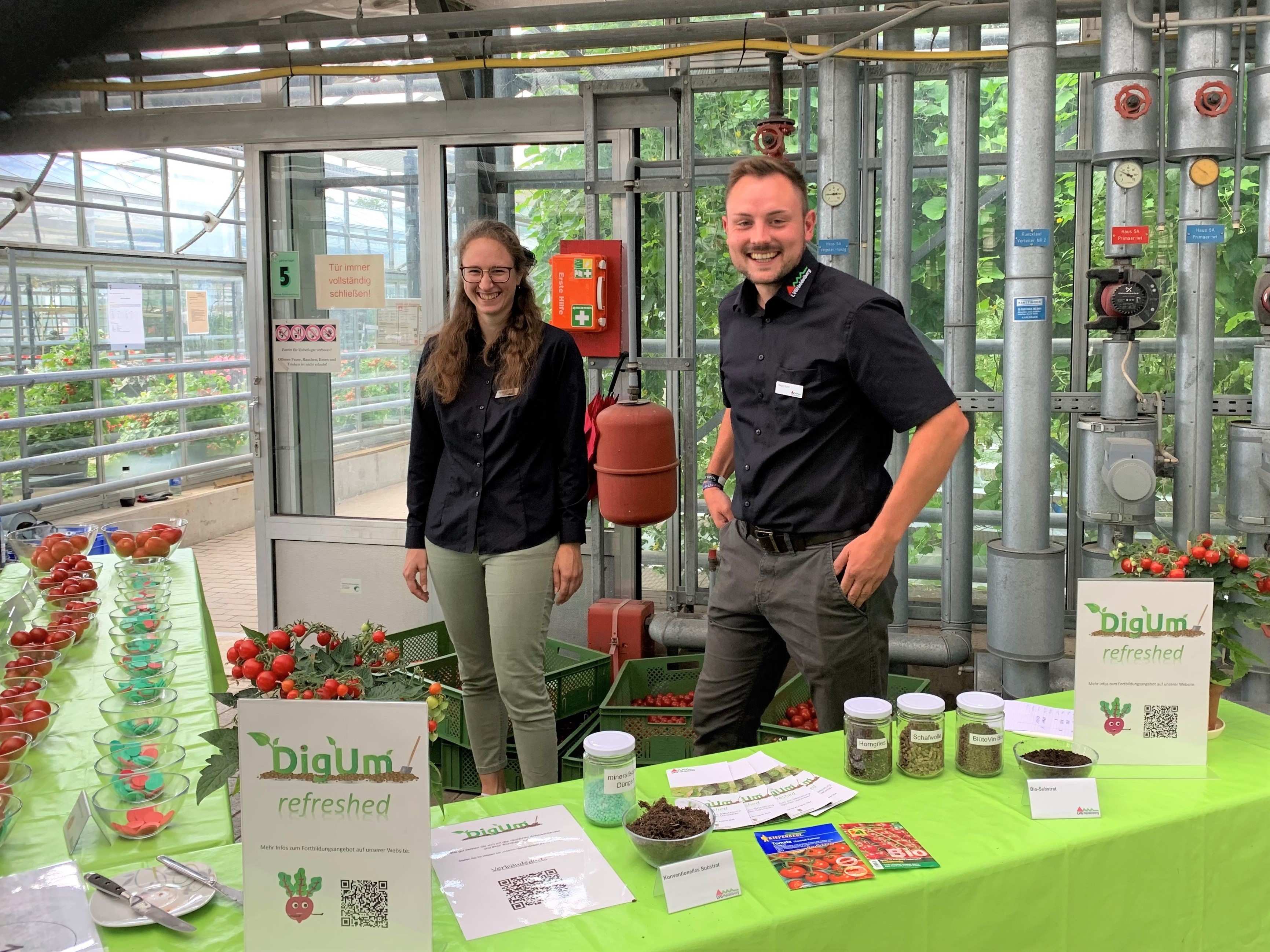 Hier sind die beiden Projektmitarbeiter von DigUm an ihrem Stand am Tag der offenen Tür der LVG Heidelberg zu sehen.