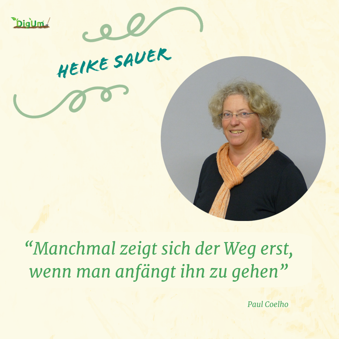 Hier ist ein Portrait von Heike Sauer zu sehen, sowie das Zitat "Manchmal zeigt sich der weg erst, wenn man anfängt ihn zu gehen" von Paul Coehl